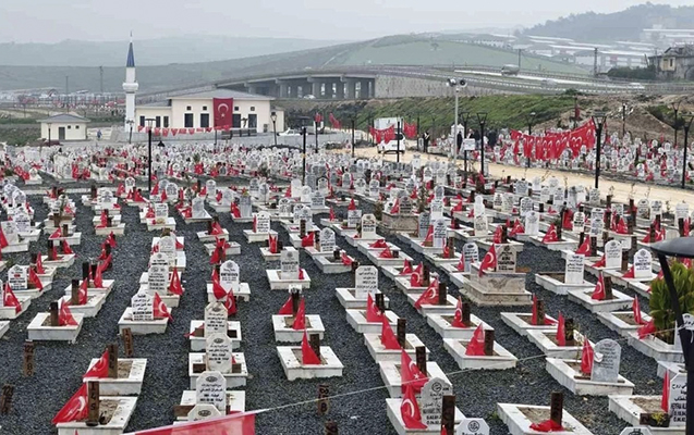 her-mezara-bayraq-sancildi