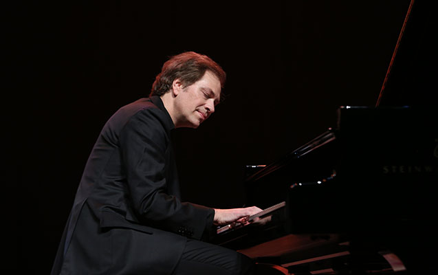 dunyasohretli-stiv-barakattin-konsertinden