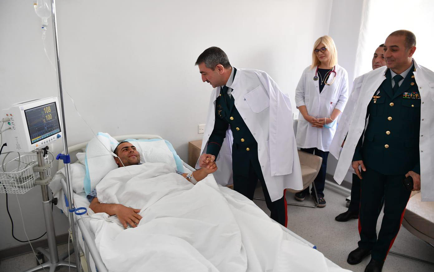 elcin-quliyev-yarali-herbcimizi-ziyaret-etdi