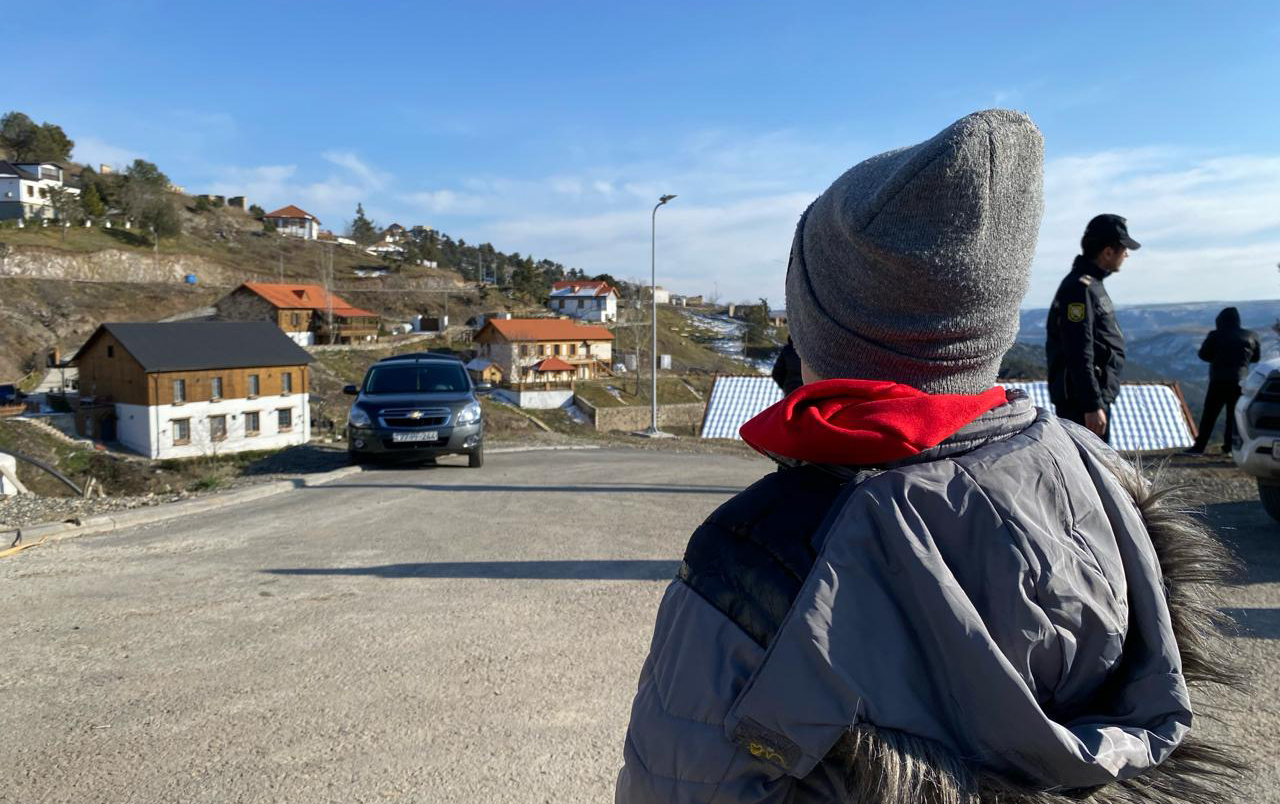 orada-bir-kend-var-uzaqda