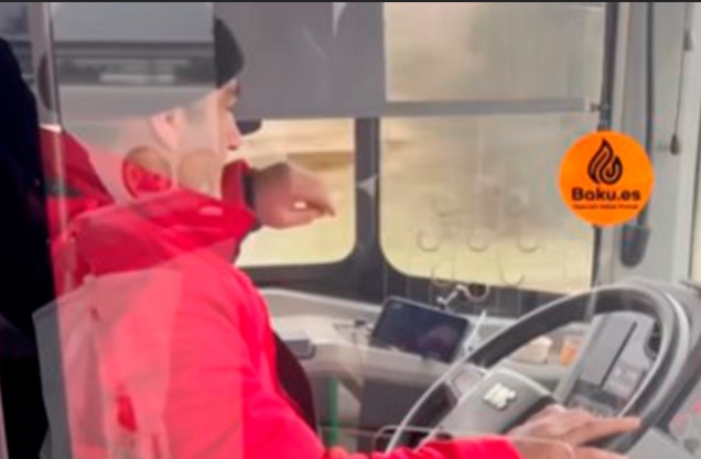 Avtobus sürücüsü sükan arxasında tum çırtlayıb video izlədi