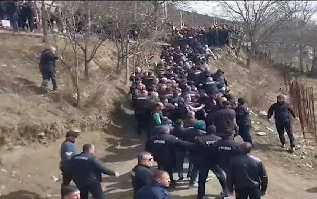 Gürcüstanda müsəlmanlara qarşı zorakılıq rəsmiləri hərəkətə keçirib - Video