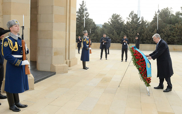 qazaxistan-prezidenti-sehidler-xiyabaninda