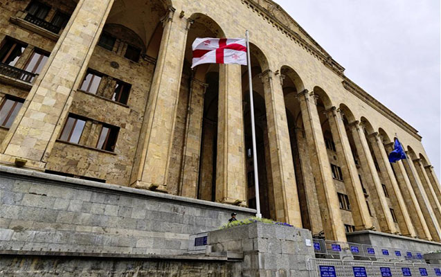 Gürcüstan parlamenti qalmaqallı qanunu üçüncü oxunuşda qəbul etdi