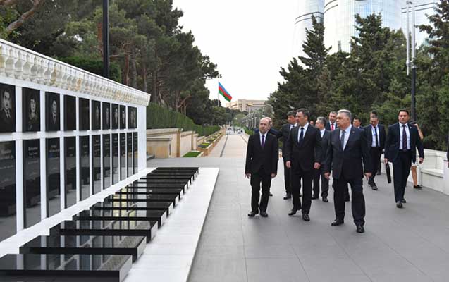 qirgizistan-prezidenti-sehidler-xiyabanini-ziyaret-etdi