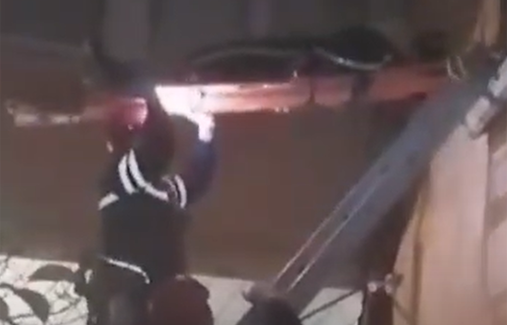 Eyvandan dama yıxılan qadın xilas edildi  - Video   