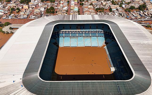 Sel tanınmış klubun stadionunu palçıqlı hovuza çevirdi - FOTOLAR