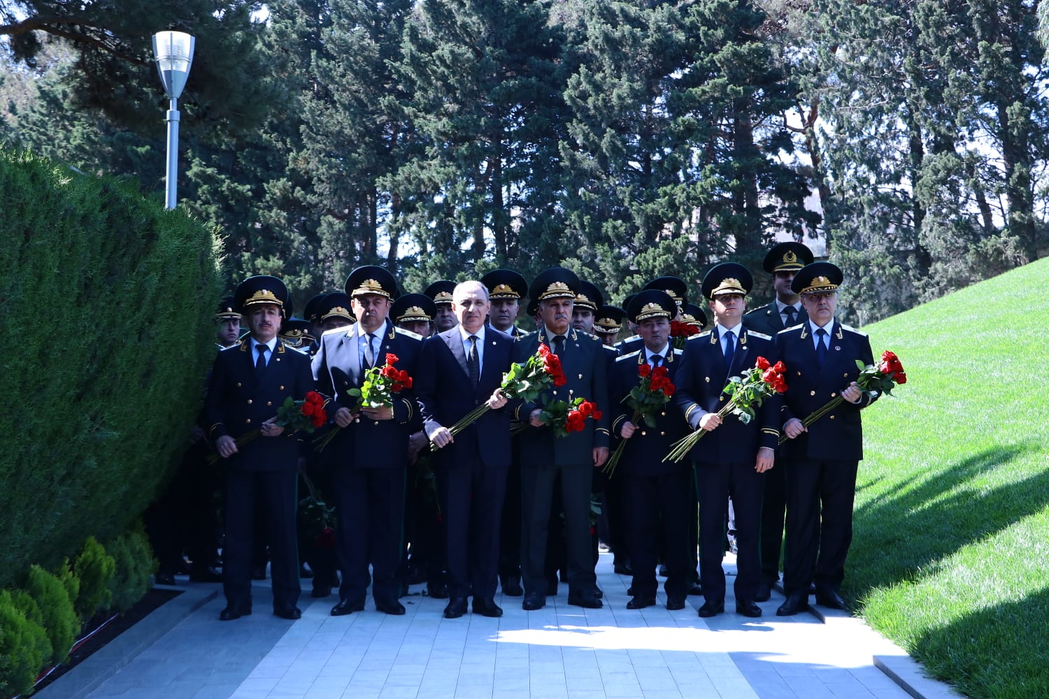 Rəsmilər Heydər Əliyevi yad edir - FOTOLAR