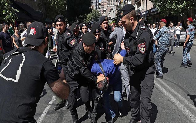 qerb-tbilisi-ve-irevanda-polis-zorakiligina-niye-ferqli-reaksiya-verir