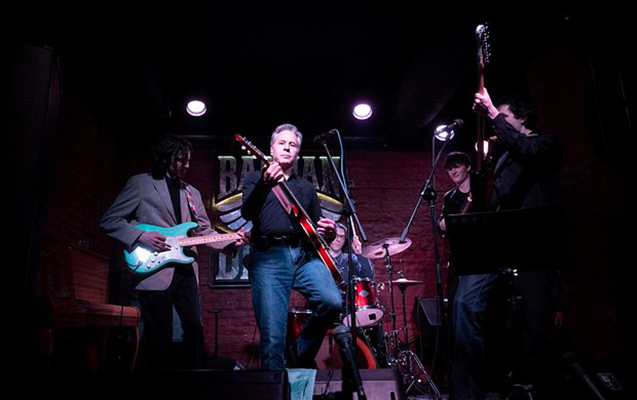 blinken-kiyevde-gece-klubunda-mahni-oxuyub-gitara-caldi