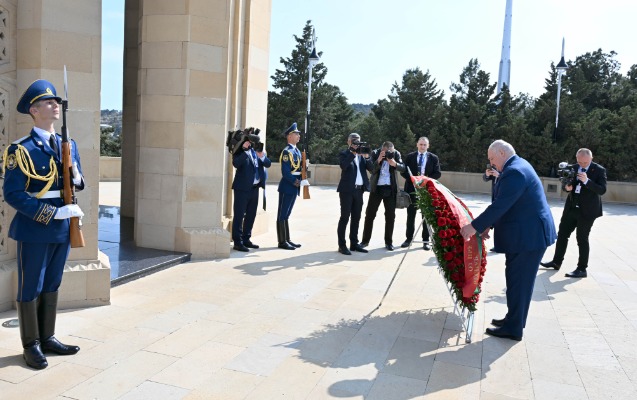 lukasenko-fexri-ve-sehidler-xiyabanlarini-ziyaret-etdi
