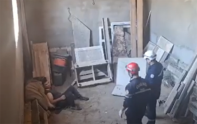 Pəncərədən yarımtikiliyə yıxıldı