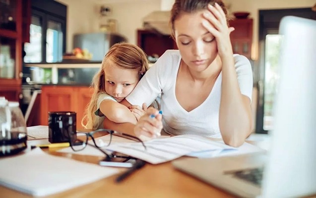 bu-qadinlar-ise-1-saat-gec-gelib-1-saat-tez-getmelidir