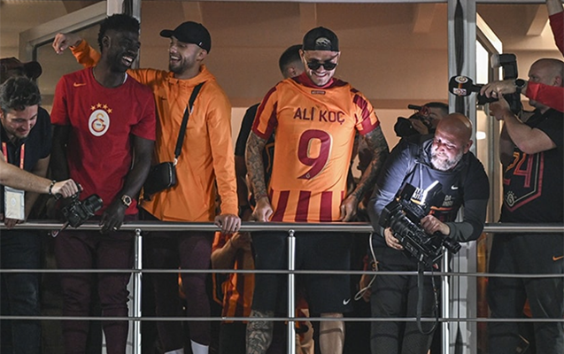 ikardi-ali-kocun-adi-yazilan-qalatasaray-formasi-geyindi