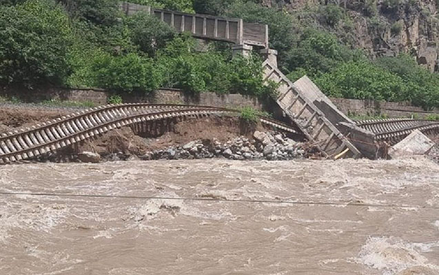 rusiya-ermenistanda-coken-demir-yolunu-berpa-edir