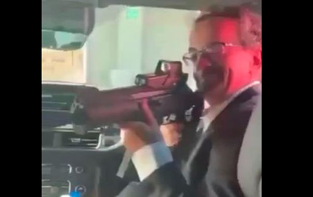 Britaniya səfiri işçisinə avtomat tuşladı, vəzifəsini itirdi