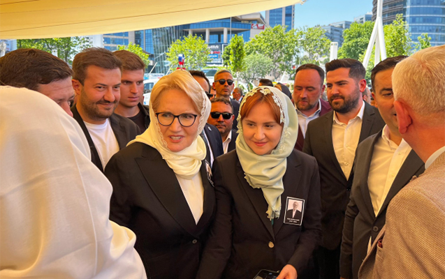 meral-aksener-yeni-imici-ile-diqqet-cekdi