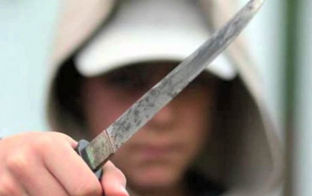 xacmazda-mektebli-sinif-yoldasini-bicaqladi