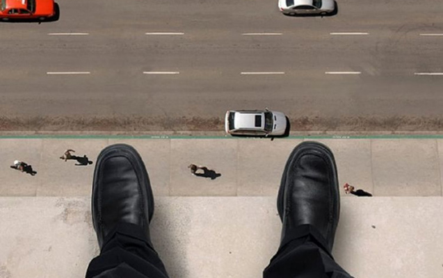 ozunu-binadan-atdi-basqasinin-ustune-dusdu