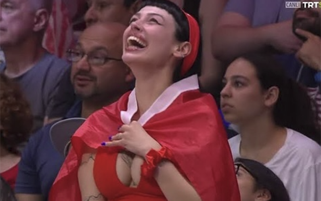 Türkiyə canlı yayıma düşən bu qadını danışır