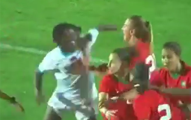 qalatasarayin-qadin-futbolcusu-reqibine-yumruq-vurdu