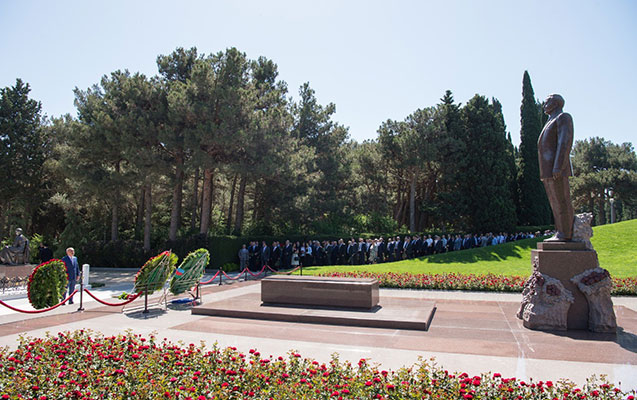 agentliyin-kollektivi-heyder-eliyevin-mezarini-ve-sehidler-xiyabanini-ziyaret-etdi