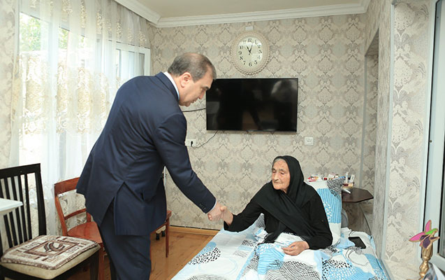 niyazi-bayramov-natiq-qasimovun-ailesini-ziyaret-etdi