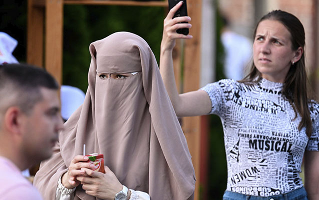 dagistanda-niqab-qadagan-olunur
