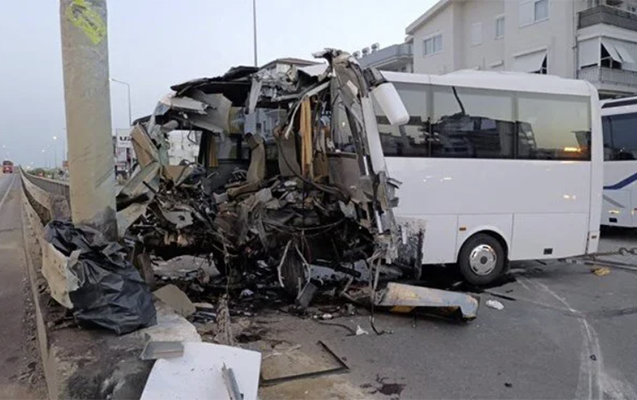 antalyada-turistleri-dasiyan-avtobus-qezaya-dusdu