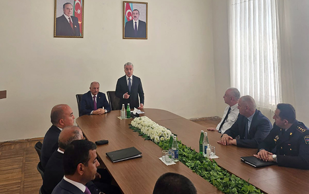 eziz-ezizov-kollektive-teqdim-olundu