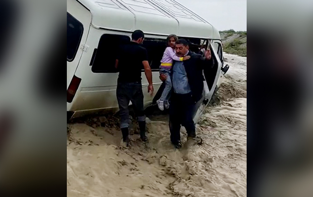 Sel mikroavtobusu apardı, azyaşlı son anda xilas edildi