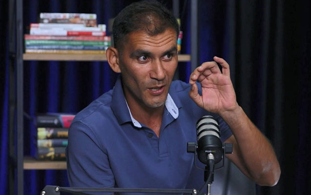 azarkes-dedi-ki-dostun-kamrana-qol-vurmaq-isteyirsen