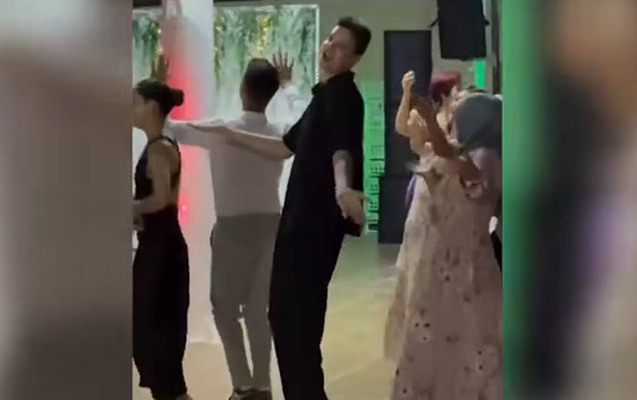 atasinin-toyunda-reqsi-ile-gundem-oldu