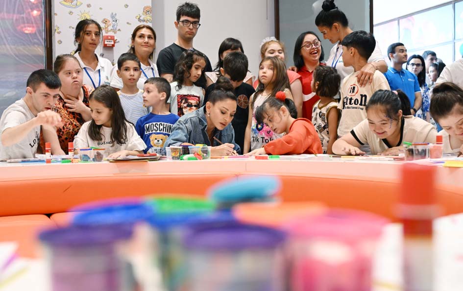 mehriban-eliyeva-dogum-gununu-usaqlarla-qeyd-etdi