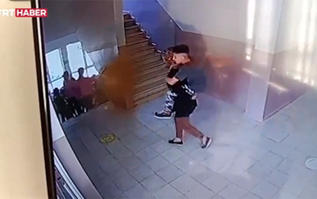 Zəlzələ zamanı şagirdini məktəbdən belə çıxardı