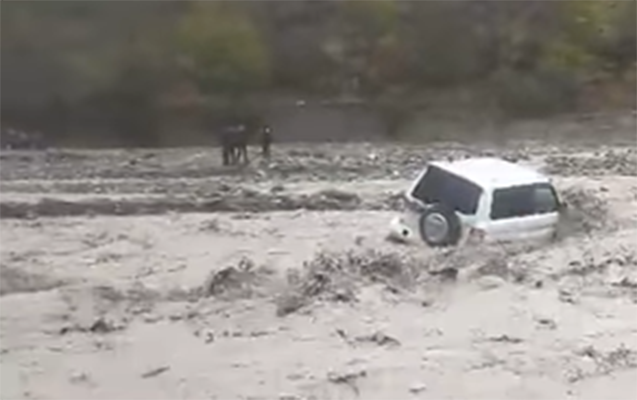 qubada-muellimlerin-avtomobilini-sel-apardi