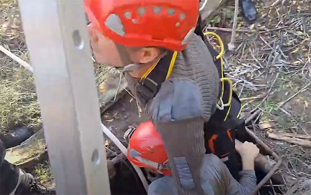 iti-xilas-etmek-isteyerken-su-quyusuna-dusdu