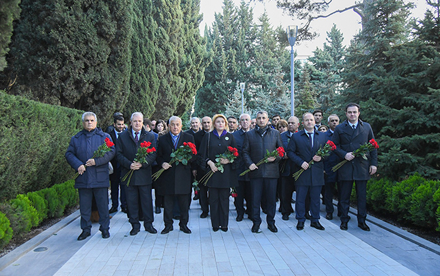 bmu-kollektivi-umummilli-liderin-mezarini-ziyaret-etdi
