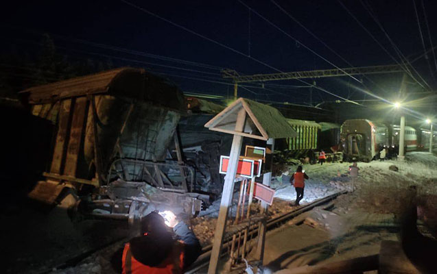 rusiyada-sernisin-ve-yuk-qatarlari-toqqusdu