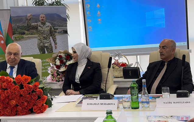 xuraman-muradova-ali-bas-komandani-yazdigi-kitabla-tebrik-etdi