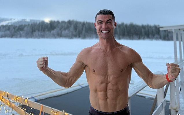 Qarlı havada buzlu suya girdi