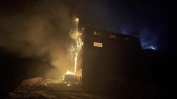 Türkiyədə hoteldə GÜCLÜ YANĞIN: 6 ölü, çox sayda yaralı var - VİDEO 8 Screenshot 5