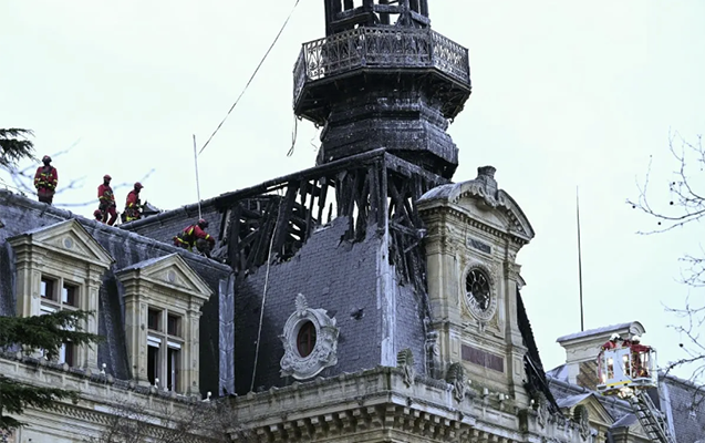 Parisdə daha bir tarixi bina yandı - VİDEO