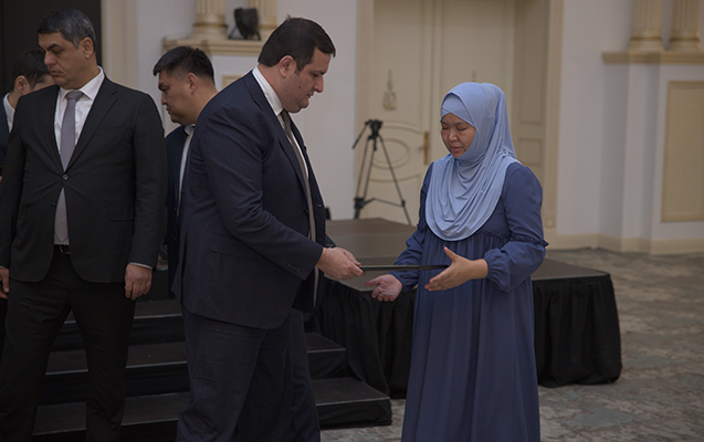 azerbaycanli-is-adami-qezada-helak-olan-qazaxistanlilarin-yaxinlarina-ev-hediyye-etdi