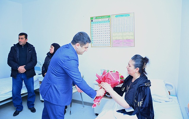 seymur-orucov-sehid-anasini-ziyaret-etdi