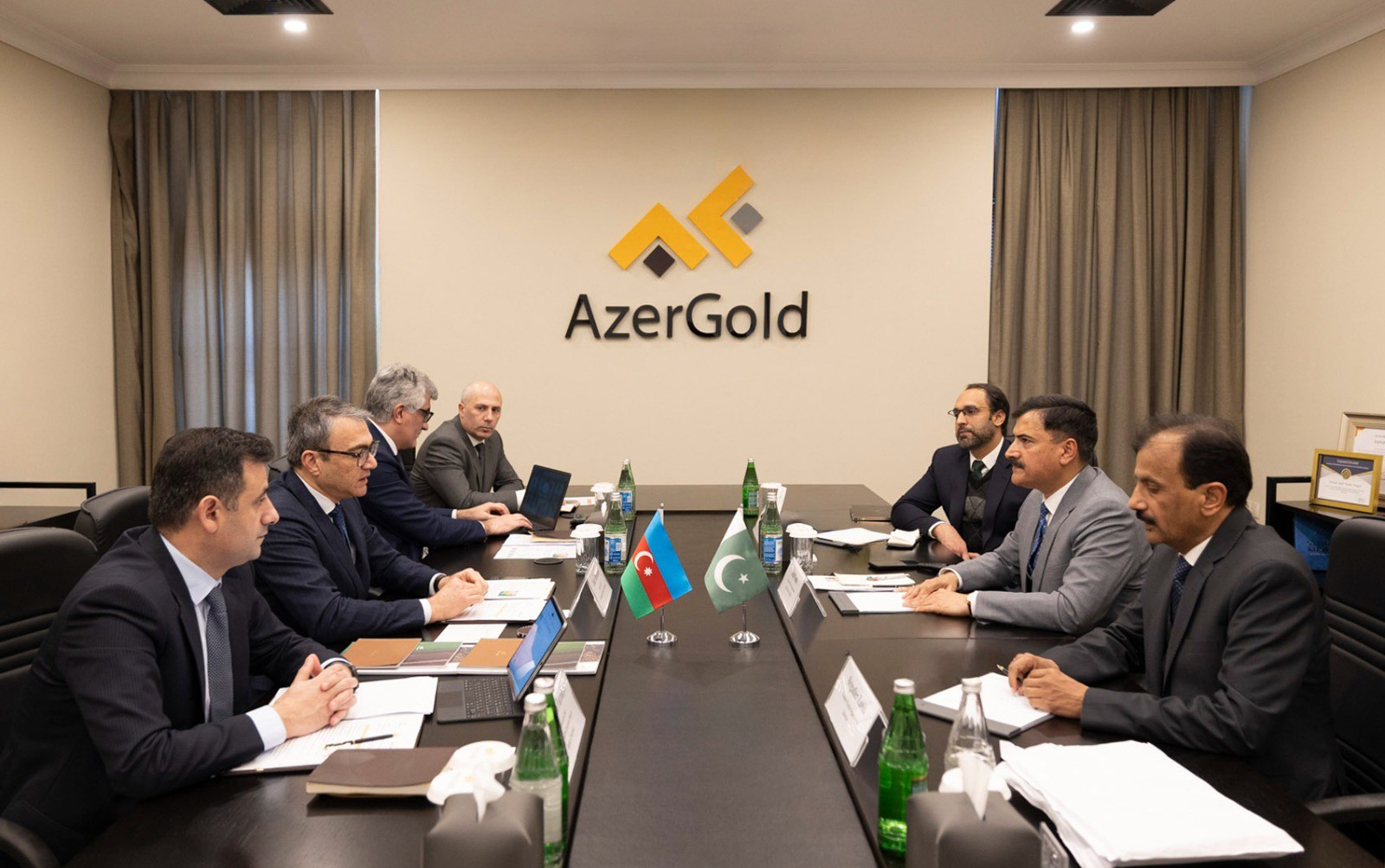 azergoldda-bu-sirketin-numayende-heyeti-ile-gorus-kecirildi