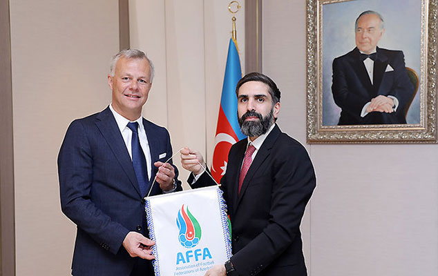 rovsen-necef-meshur-hakimle-gorusdu