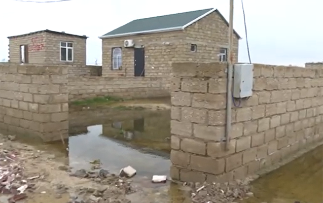 bakinin-bu-qesebesinde-2-aydir-evleri-su-basir