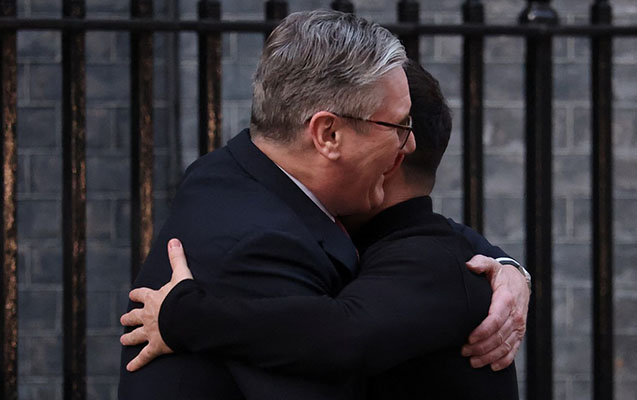 starmer-zelenskini-bele-qarsiladi