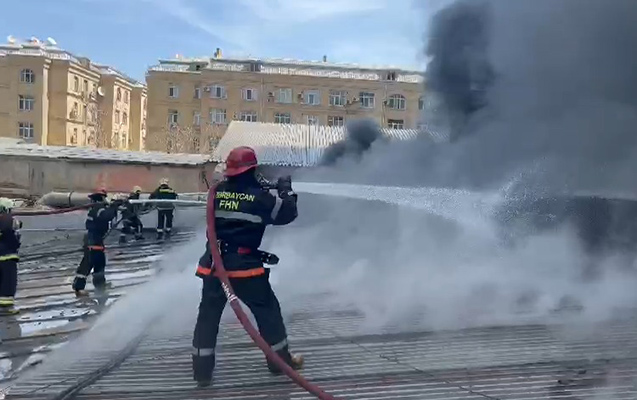 bakinin-merkezinde-anbarda-guclu-yangin
